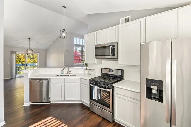 $2,500 | 2227 Waterleaf Court, Unit 203, Naperville, IL 60564