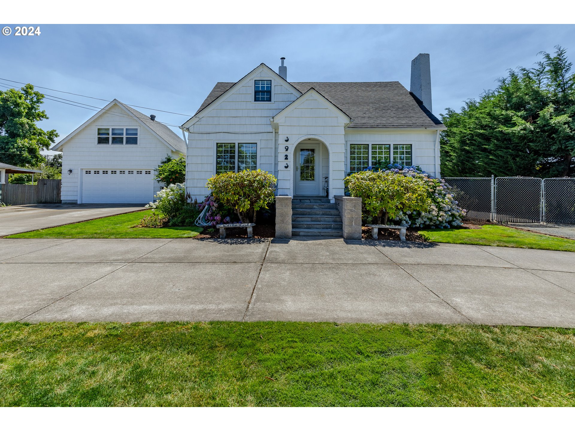 3923 Jasper Road Springfield, OR 97478 - Photo 2 of 48 a front view of a house with garden