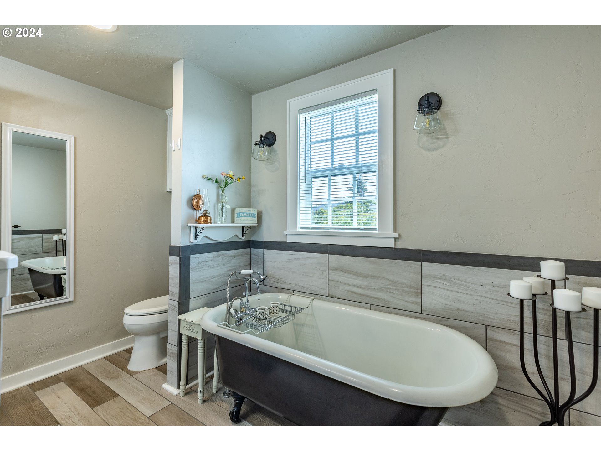3923 Jasper Road Springfield, OR 97478 - Photo 24 of 48 a bathroom with a sink toilet and window