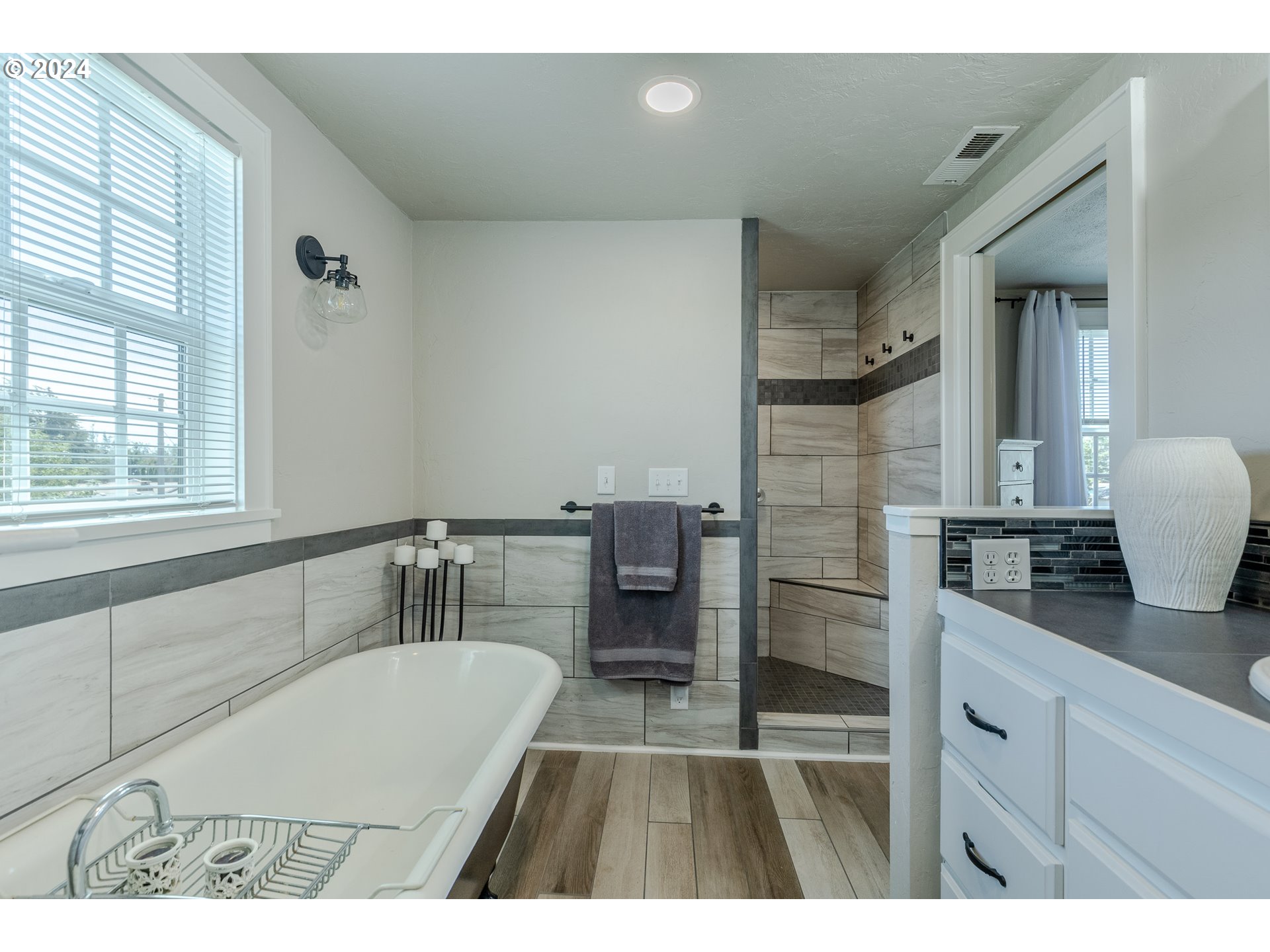 3923 Jasper Road Springfield, OR 97478 - Photo 25 of 48 a spacious bathroom with a tub and a sink