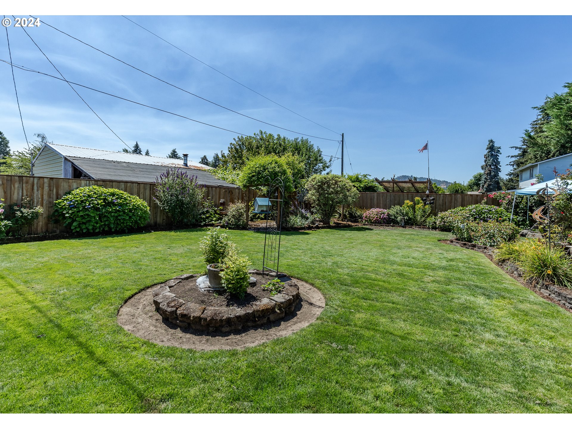 3923 Jasper Road Springfield, OR 97478 - Photo 43 of 48 a view of a garden with a fountain