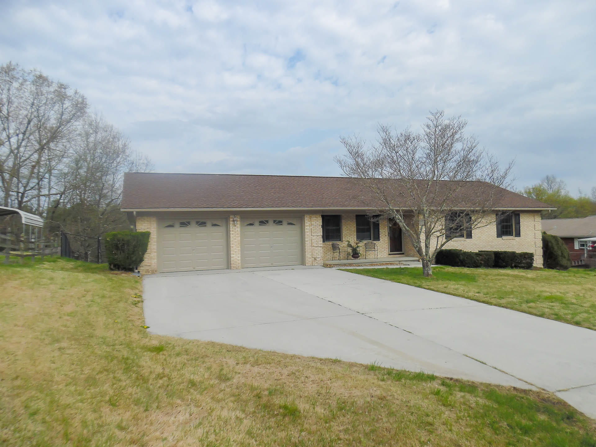306 South Apache Road Clinton, TN 37716 - Photo 2 of 39 New Dimensional Shingles