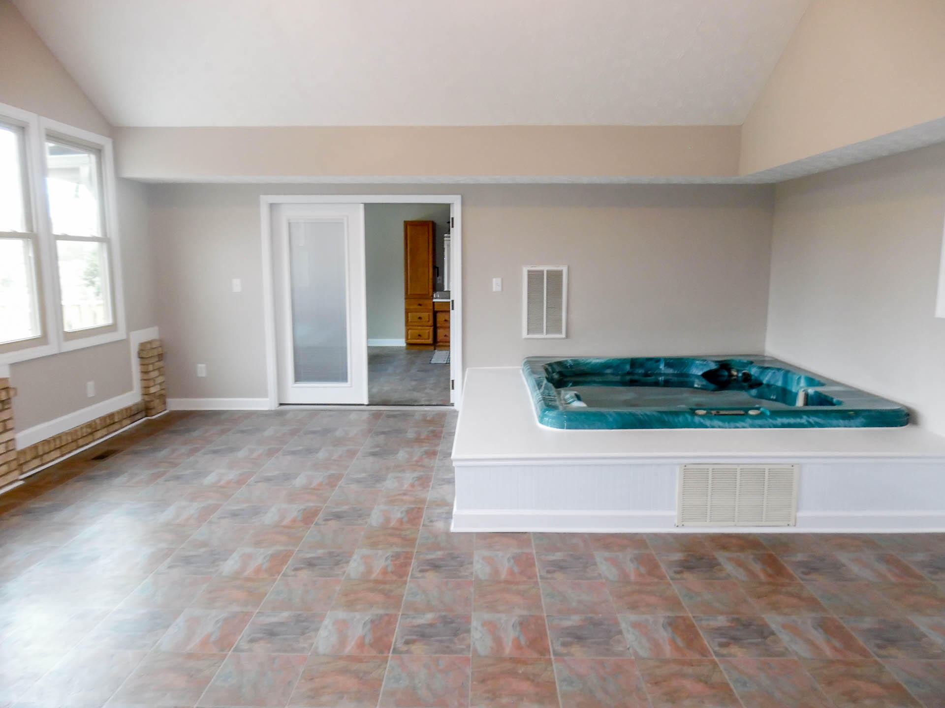 306 South Apache Road Clinton, TN 37716 - Photo 19 of 39 Jacuzzie Room