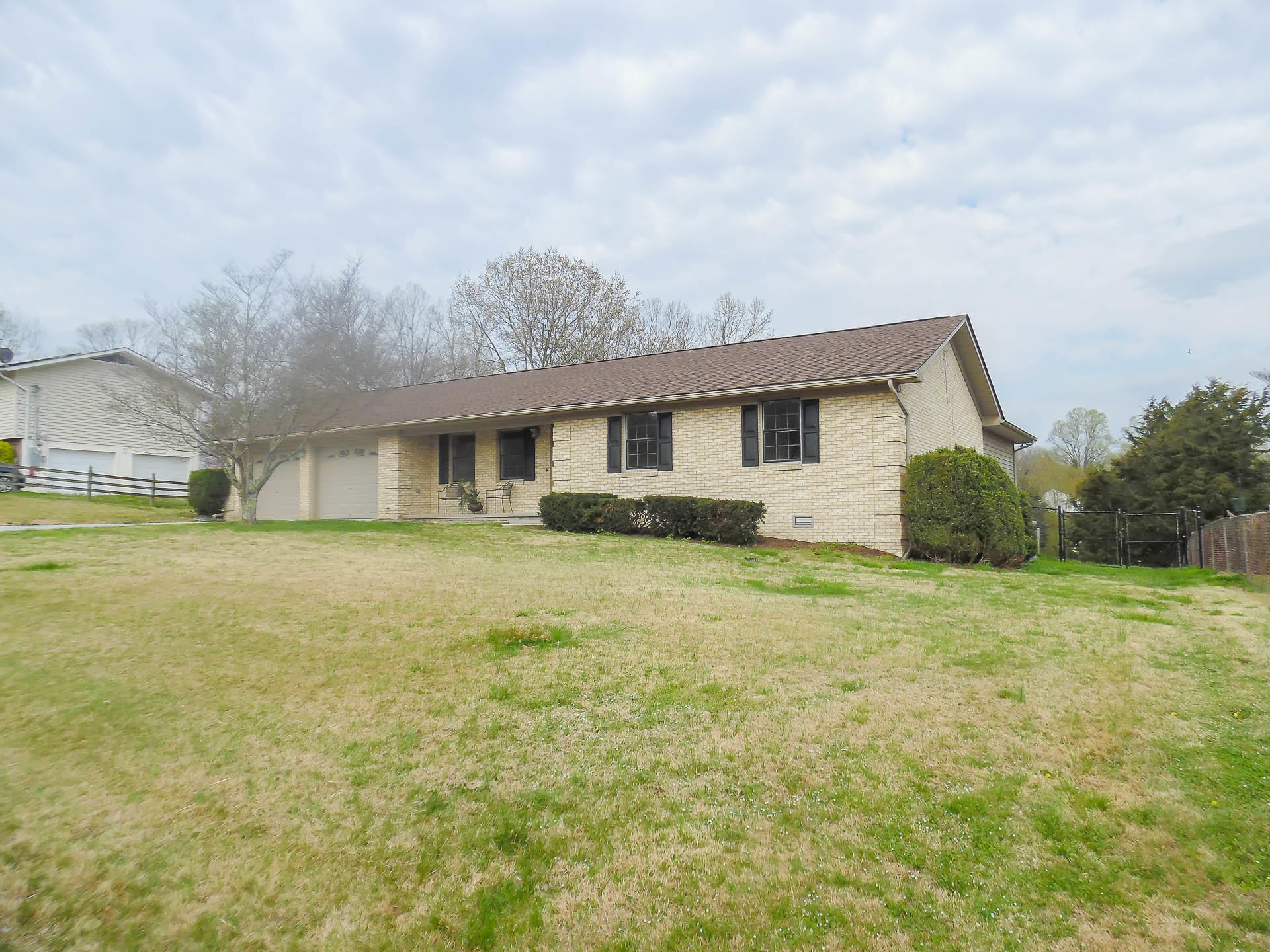 306 South Apache Road Clinton, TN 37716 - Photo 3 of 39 3/4 Brick Home