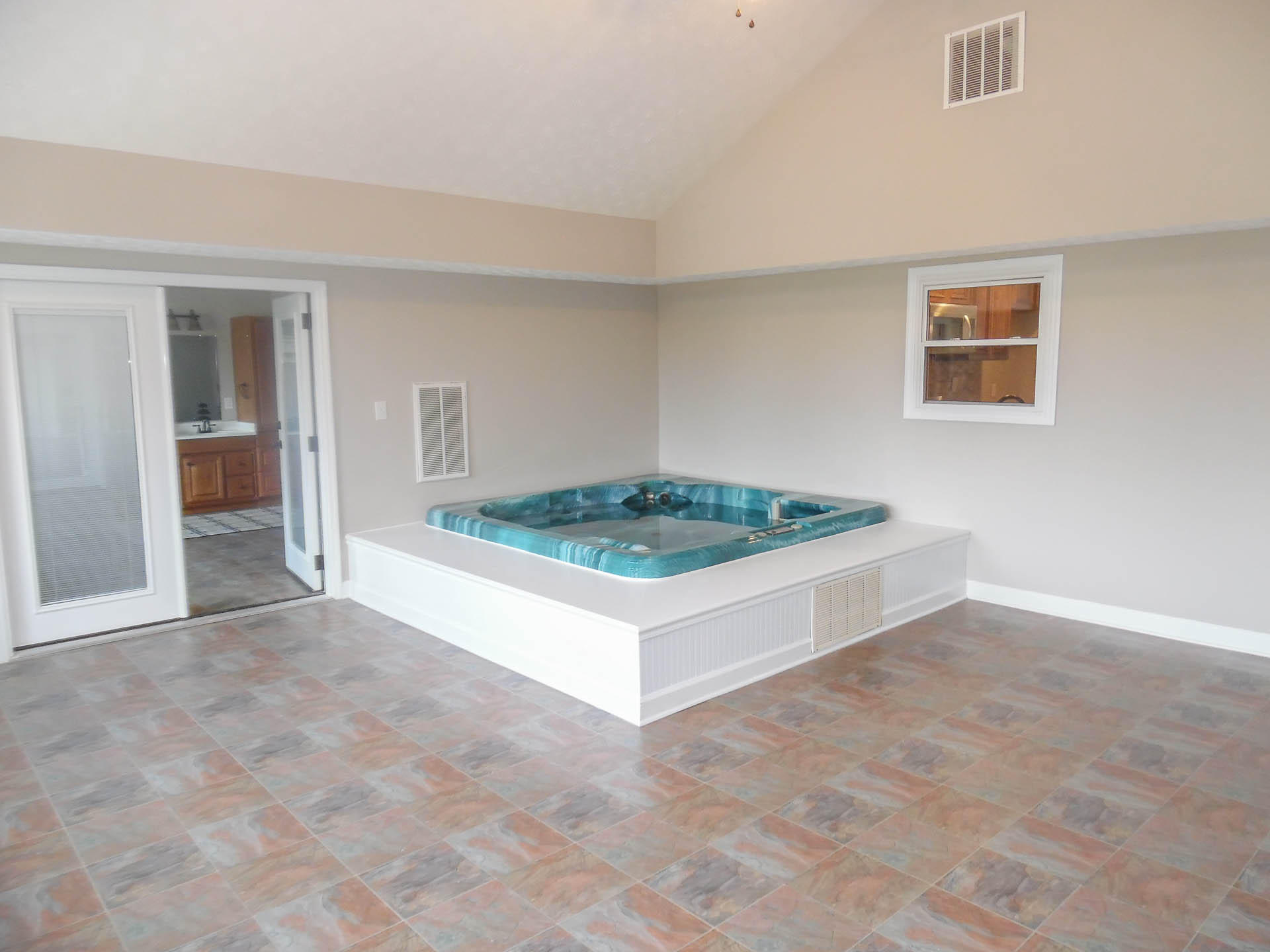 306 South Apache Road Clinton, TN 37716 - Photo 21 of 39 Jacuzzi Room