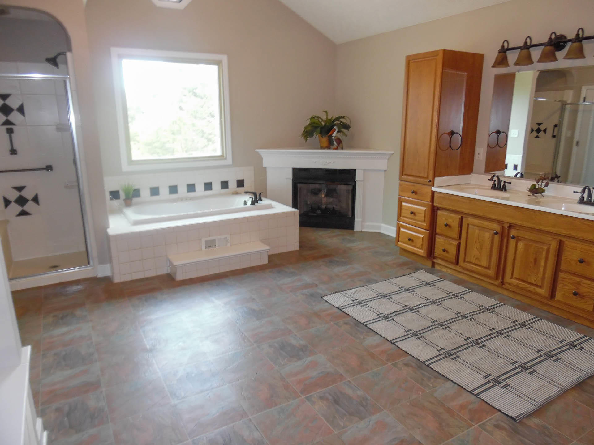 306 South Apache Road Clinton, TN 37716 - Photo 23 of 39 Master Bath