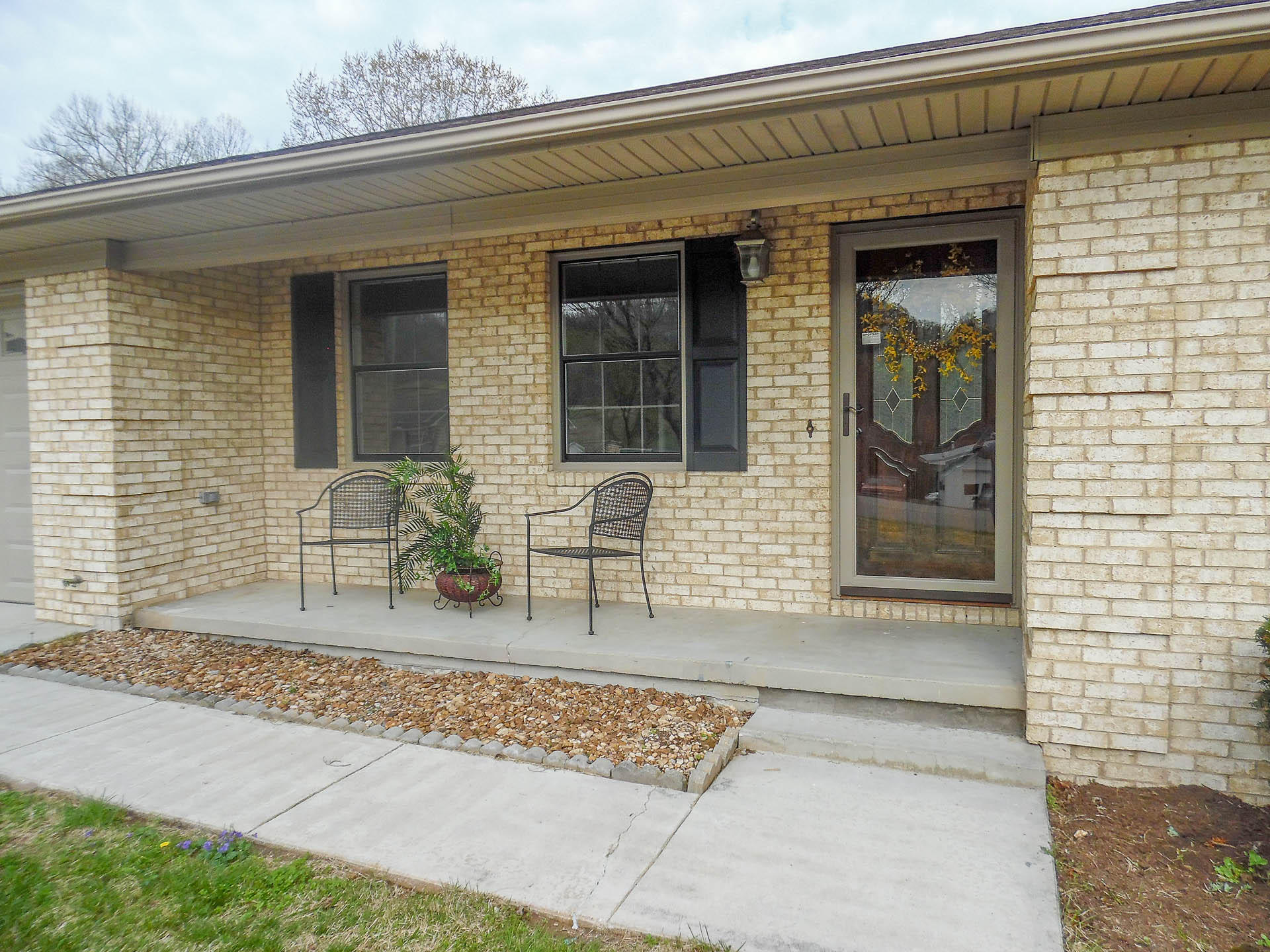 306 South Apache Road Clinton, TN 37716 - Photo 4 of 39 Covered Front Porch