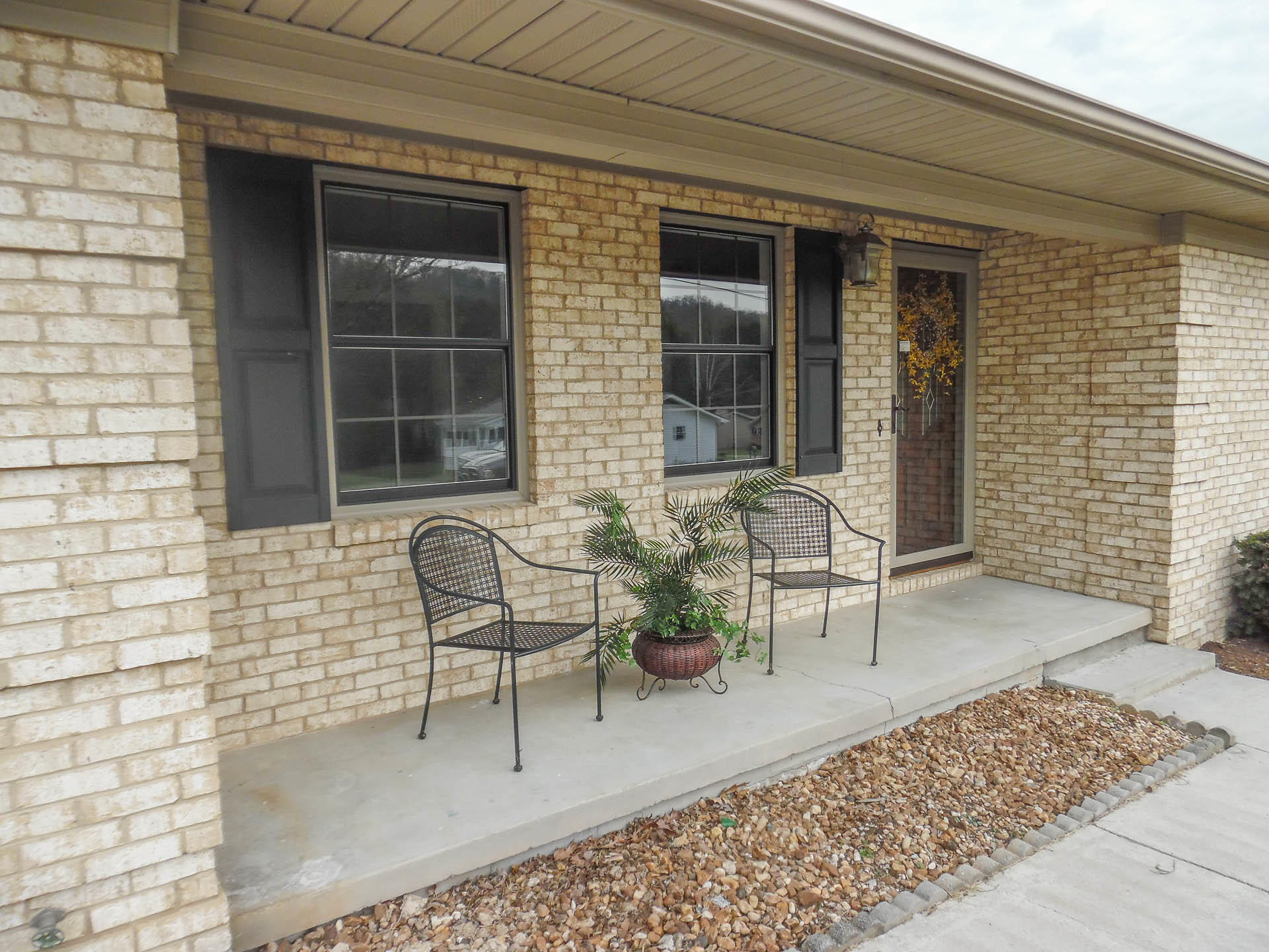 306 South Apache Road Clinton, TN 37716 - Photo 35 of 39 Front Porch