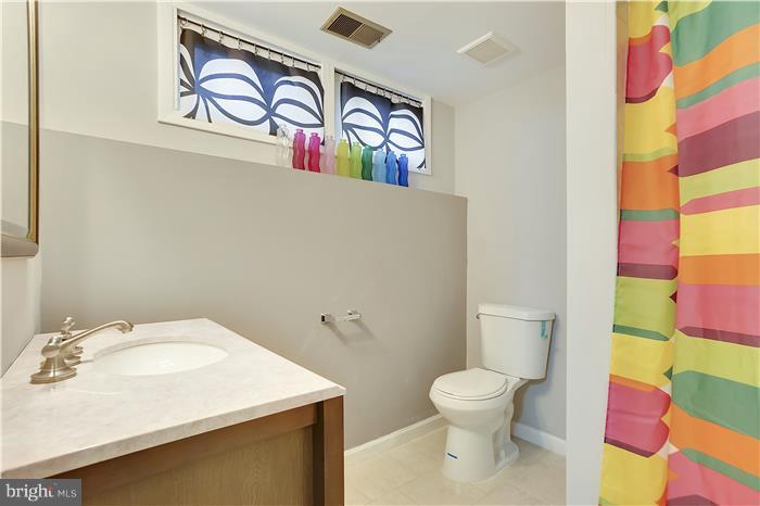 11056 Saffold Way Reston, VA 20190 - Photo 17 of 27 Bath