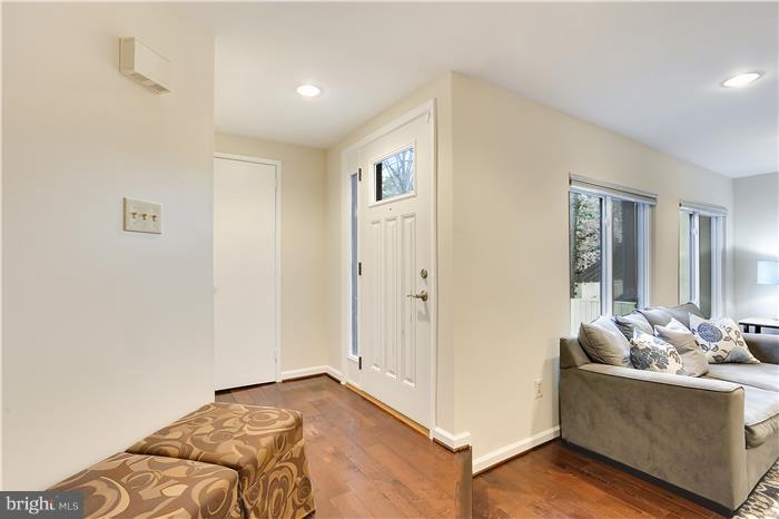 11056 Saffold Way Reston, VA 20190 - Photo 3 of 27 Entry Foyer