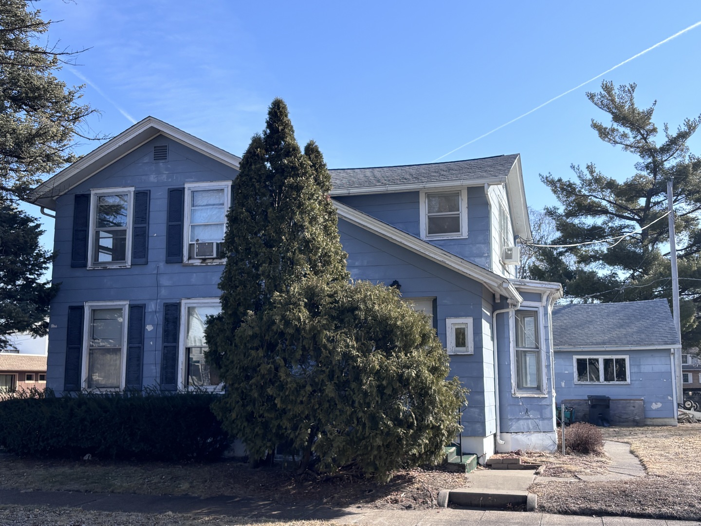 2235 Pershing Boulevard Clinton, IA 52732 - Photo 1 of 11