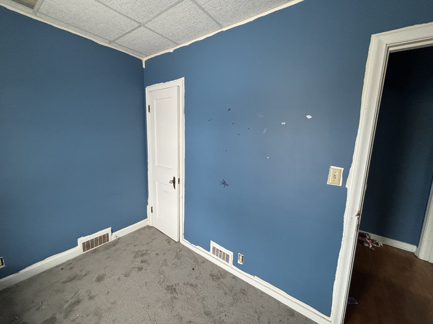 2235 Pershing Boulevard Clinton, IA 52732 - Photo 5 of 10 an empty room with wooden floor