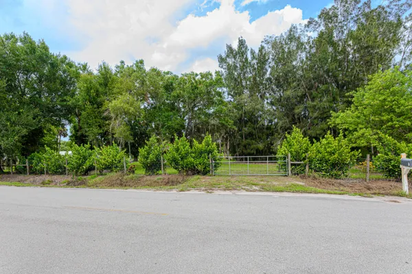 $450,000 | 1100 Red Barn Rd N West, Moore Haven, FL 33471