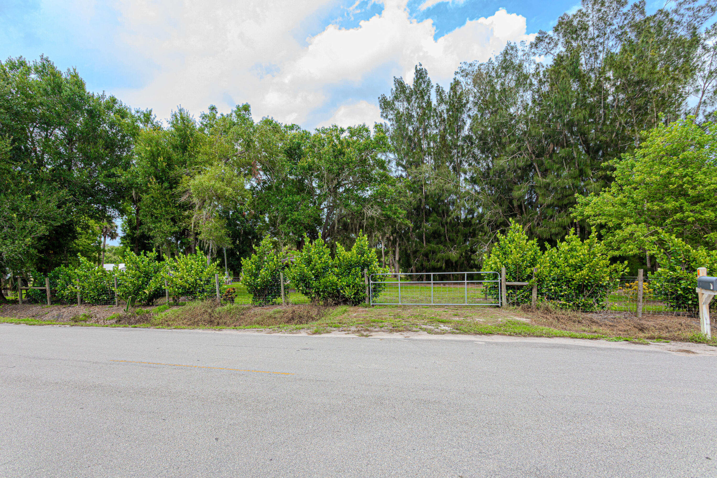 1100 Red Barn Rd N West Moore Haven, FL 33471 - Photo 1 of 24 a view of basketball court