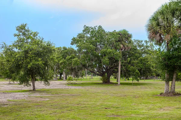 $450,000 | 1100 Red Barn Rd N West, Moore Haven, FL 33471