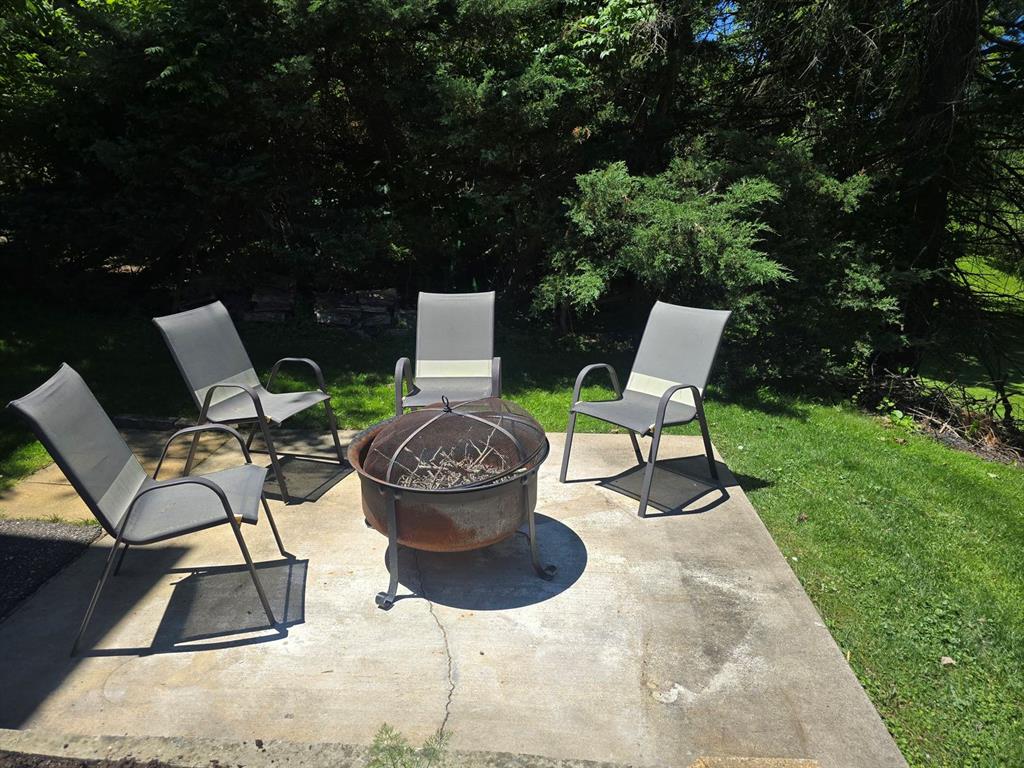 1767 Hassam Road Coraopolis, PA 15108 - Photo 4 of 23 Firepit