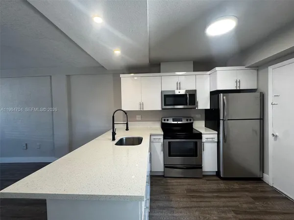 $2,200 | 805 West 30th Street, Unit 8, Hialeah, FL 33012