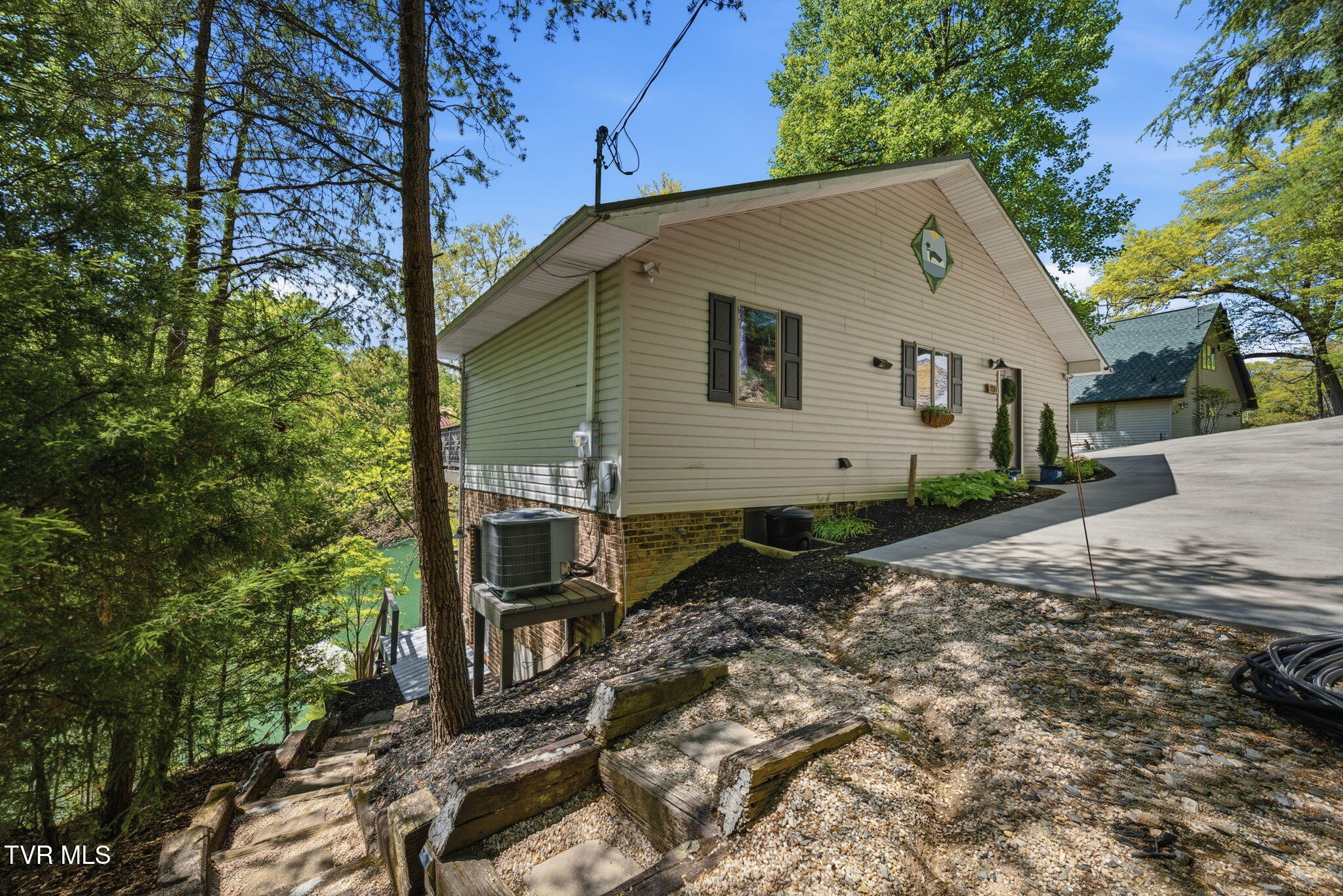 237 Candlewood Lane Butler, TN 37640 - Photo 31 of 42 Exterior stairs
