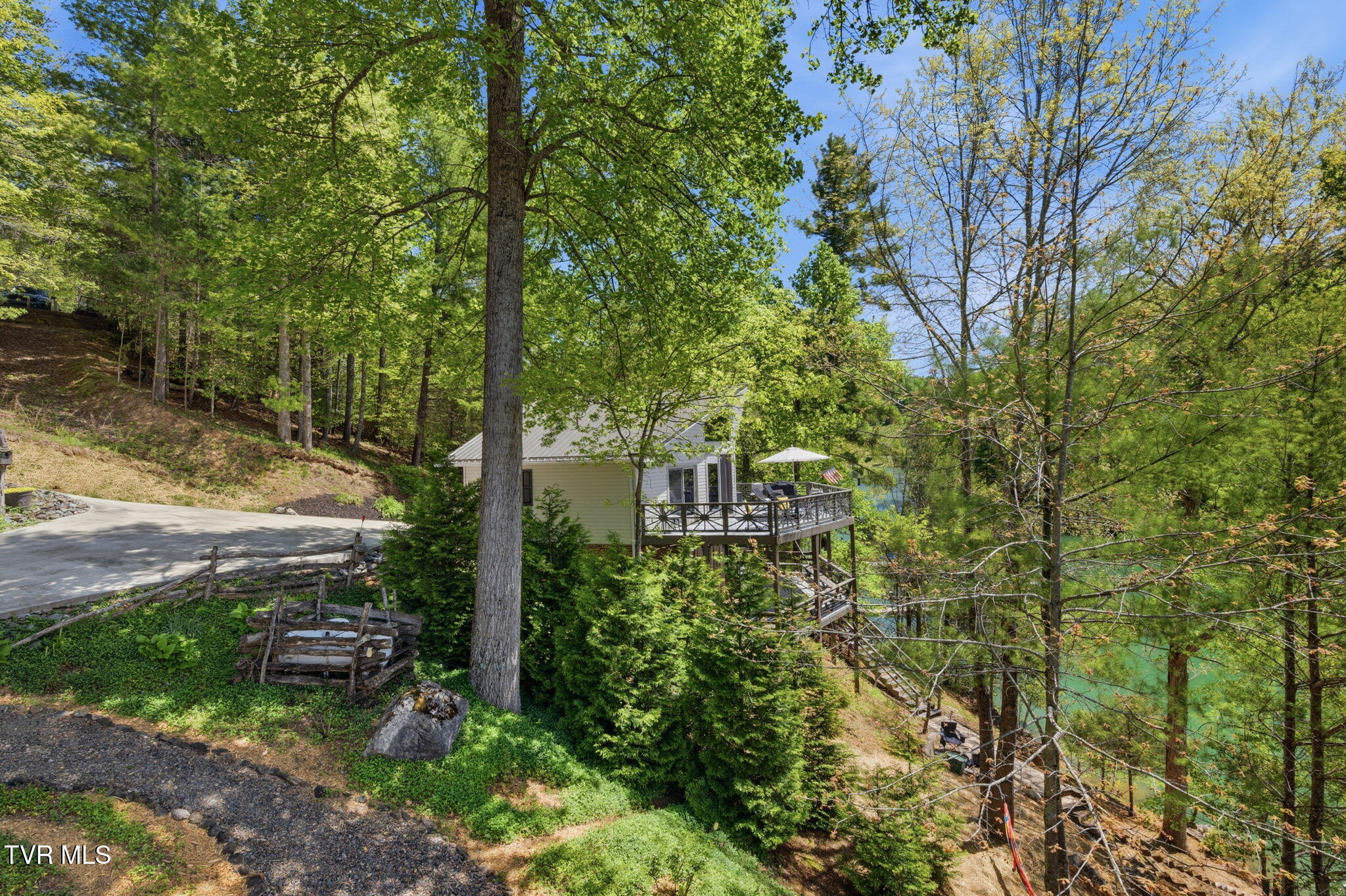 237 Candlewood Lane Butler, TN 37640 - Photo 39 of 42 Cabin side view