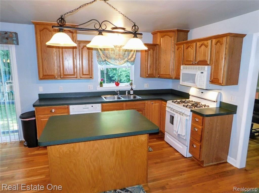 2781 Overview Court Howell, MI 48843 - Photo 3 of 30 Kitchen6.jpg