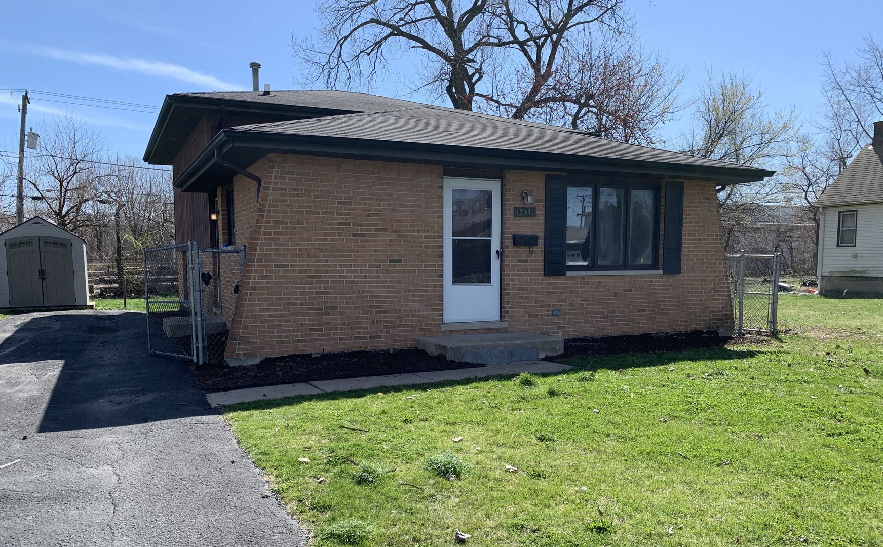 a view of front of a house with a yard