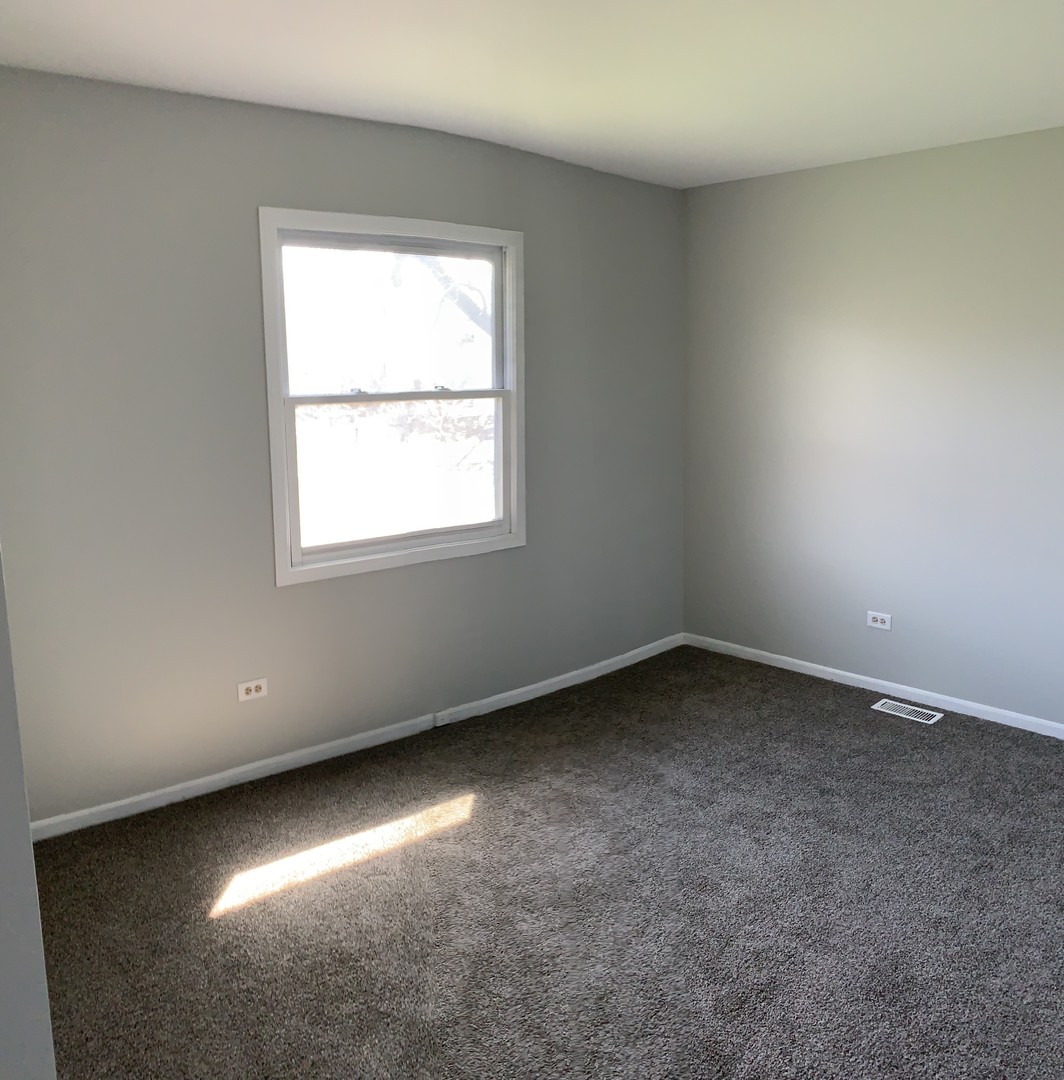 15339 9th Avenue Phoenix, IL 60426 - Photo 9 of 13 an empty room with a window