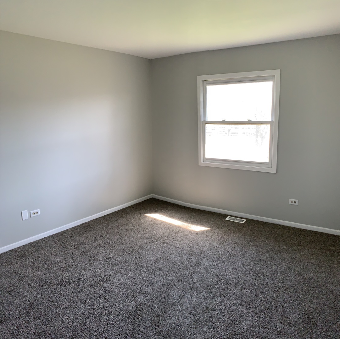 15339 9th Avenue Phoenix, IL 60426 - Photo 10 of 13 an empty room with a window