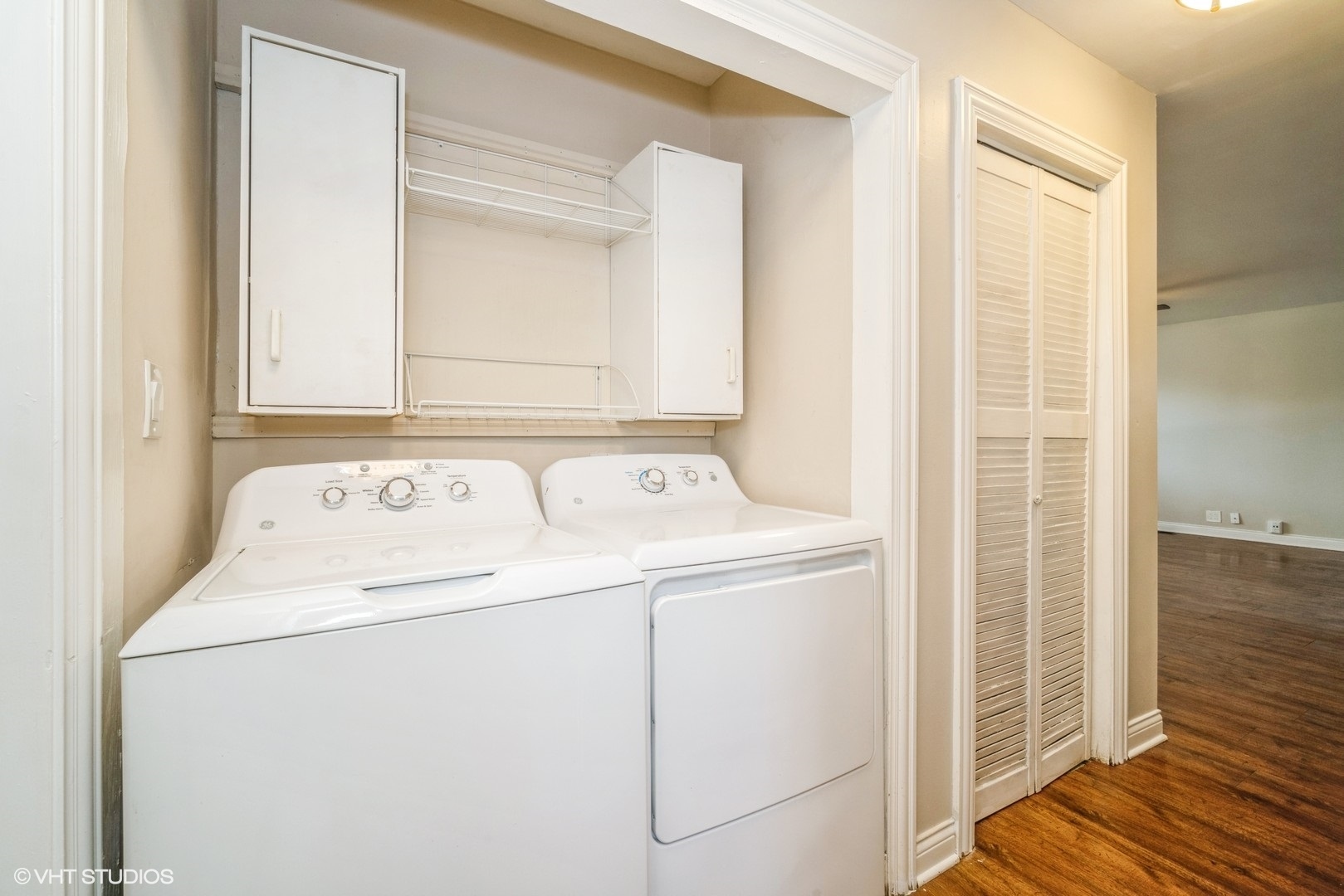 504 Isa Drive Wheeling, IL 60090 - Photo 11 of 13 a utility room with dryer and washer