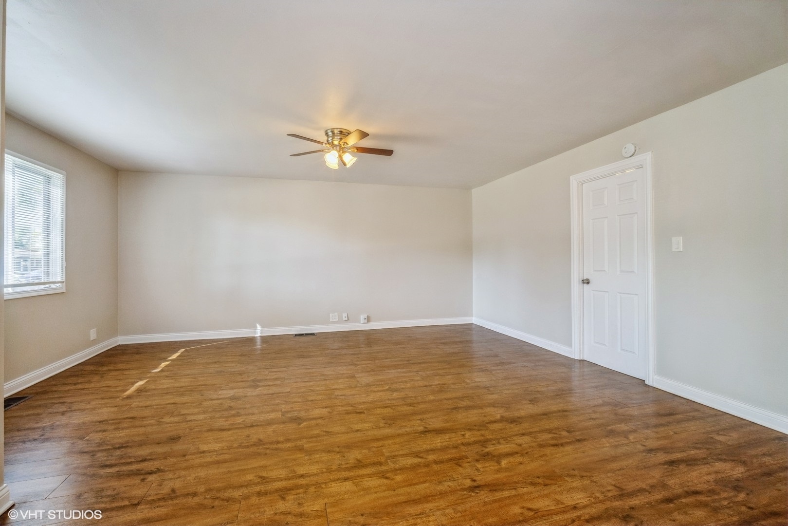 504 Isa Drive Wheeling, IL 60090 - Photo 5 of 13 an empty room with a empty space and a window