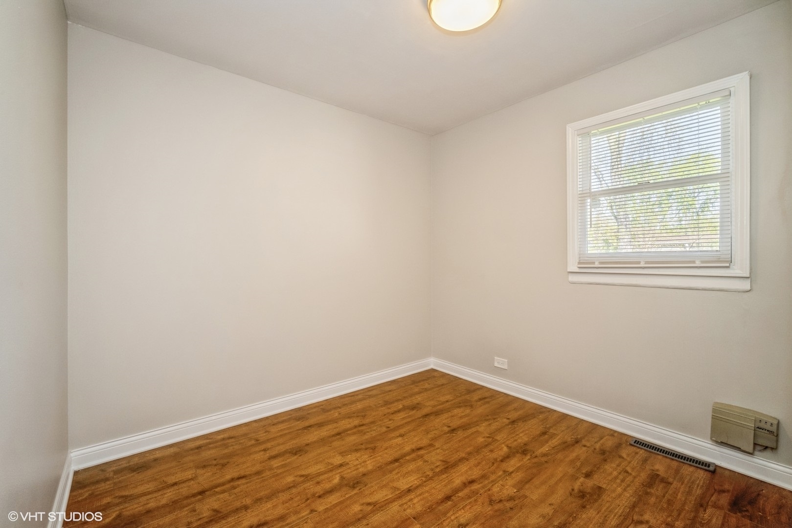 504 Isa Drive Wheeling, IL 60090 - Photo 9 of 13 an empty room with a window