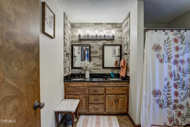 $479,000 | 257 Cripple Creek Loop, Watauga, TN 37694