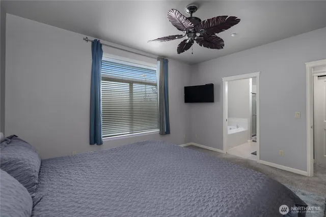 a view of empty room with a ceiling fan