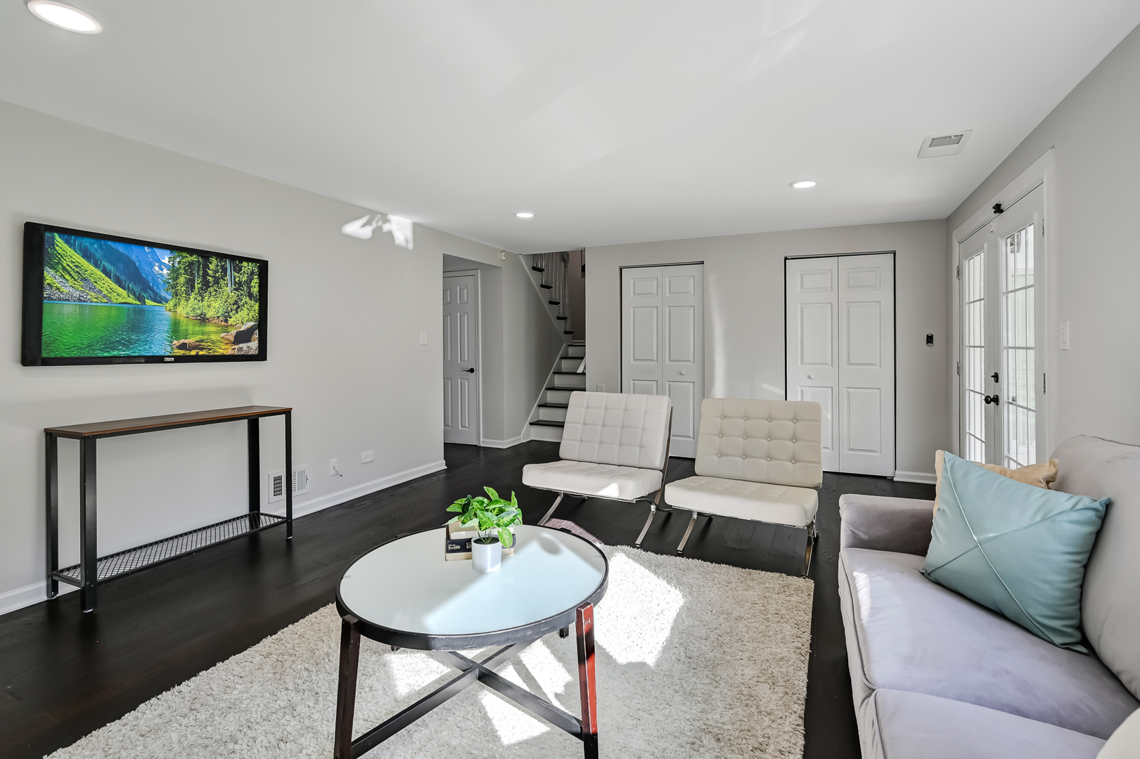 6725 Richmond Avenue Darien, IL 60561 - Photo 16 of 25 a living room with furniture and a flat screen tv