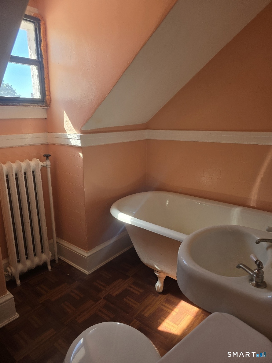 197 Ridgefield Street Hartford, CT 06112 - Photo 21 of 23 Second Full Bathroom
