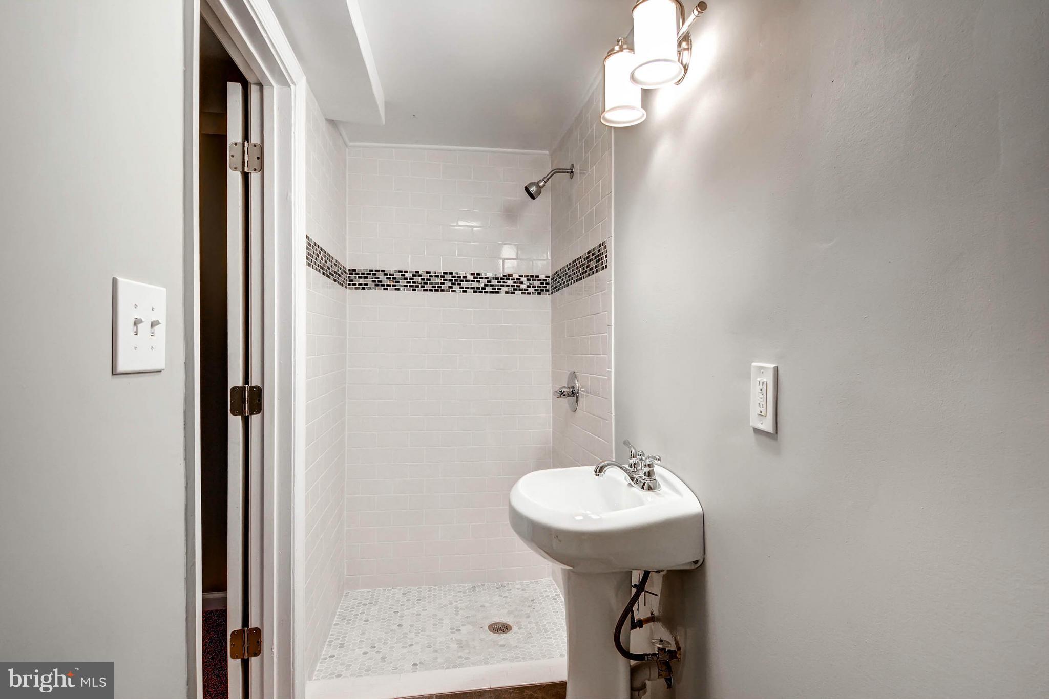6742 Glenkirk Road Baltimore, MD 21239 - Photo 22 of 30 Bath