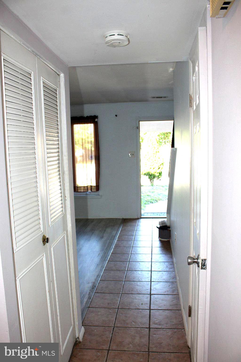 146 Oakmont Road Clementon, NJ 08021 - Photo 17 of 61 Inviting hallway with natural light.