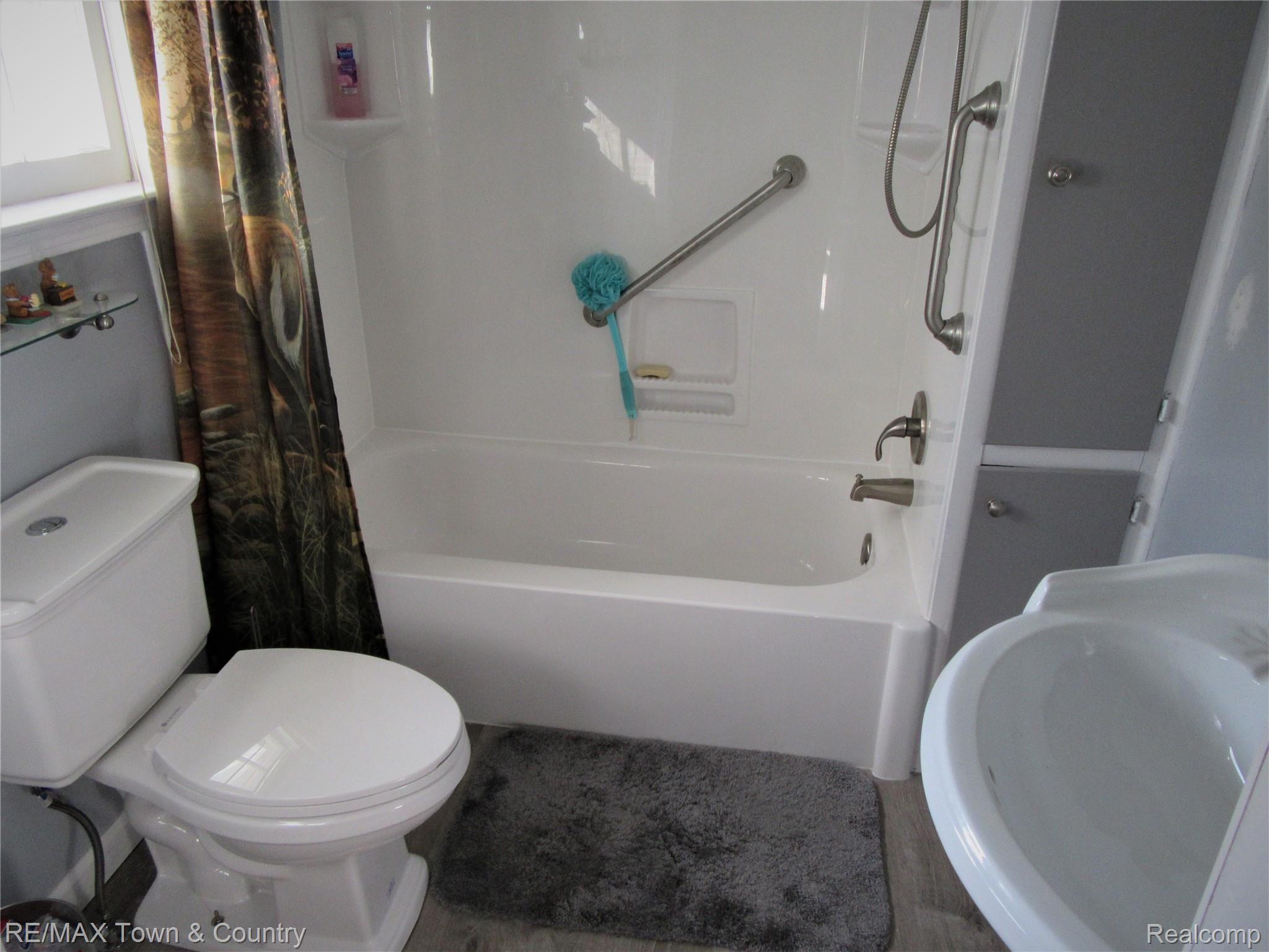 7202 West Mount Morris Road Flushing, MI 48433 - Photo 18 of 20 mm bath.jpg