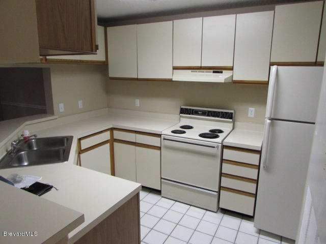 7667 North Wickham Road, Unit 1009 Melbourne, FL 32940 - Photo 2 of 10 Kitchen