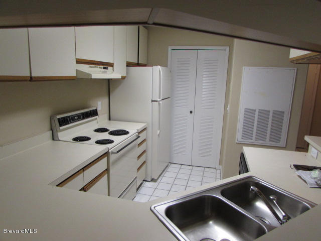 7667 North Wickham Road, Unit 1009 Melbourne, FL 32940 - Photo 3 of 10 Kitchen 2