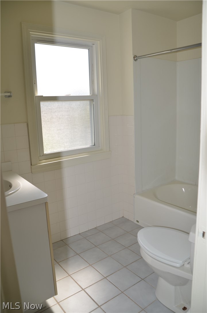 4114 Stilmore Road Cleveland, OH 44121 - Photo 17 of 30 FULL BATH
