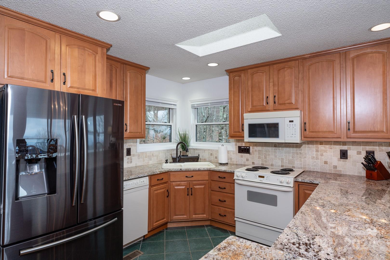 125 Raven Road Beech Mountain, NC 28604 - Photo 8 of 32 Gallery Image 8