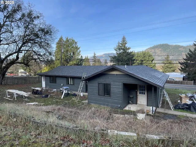$429,000 | 434 South Old Pacific Highway, Myrtle Creek, OR 97457