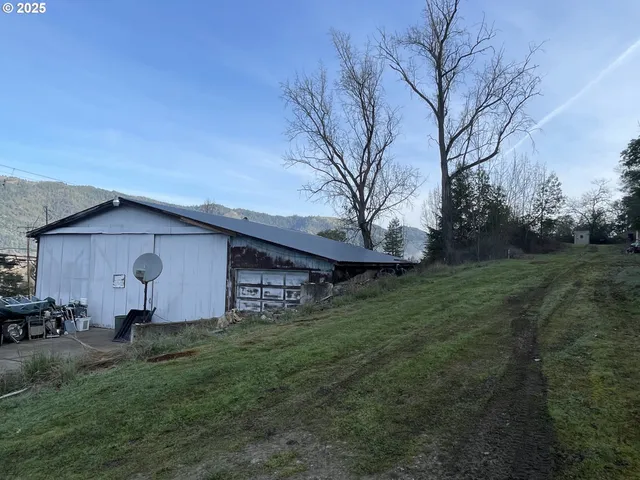 $429,000 | 434 South Old Pacific Highway, Myrtle Creek, OR 97457