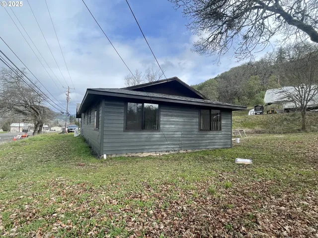 $429,000 | 434 South Old Pacific Highway, Myrtle Creek, OR 97457