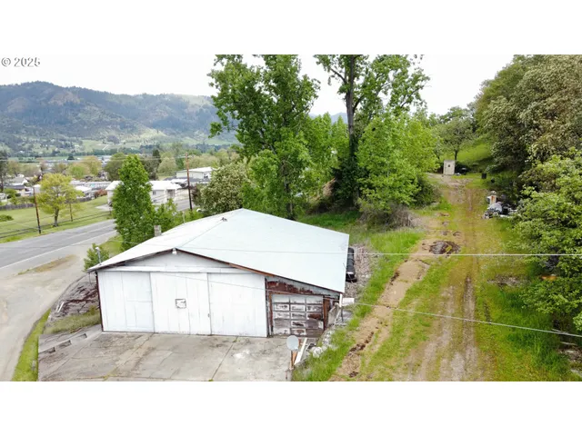 $429,000 | 434 South Old Pacific Highway, Myrtle Creek, OR 97457