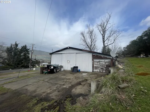 $429,000 | 434 South Old Pacific Highway, Myrtle Creek, OR 97457