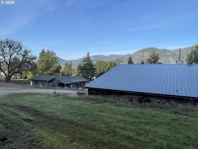 $429,000 | 434 South Old Pacific Highway, Myrtle Creek, OR 97457
