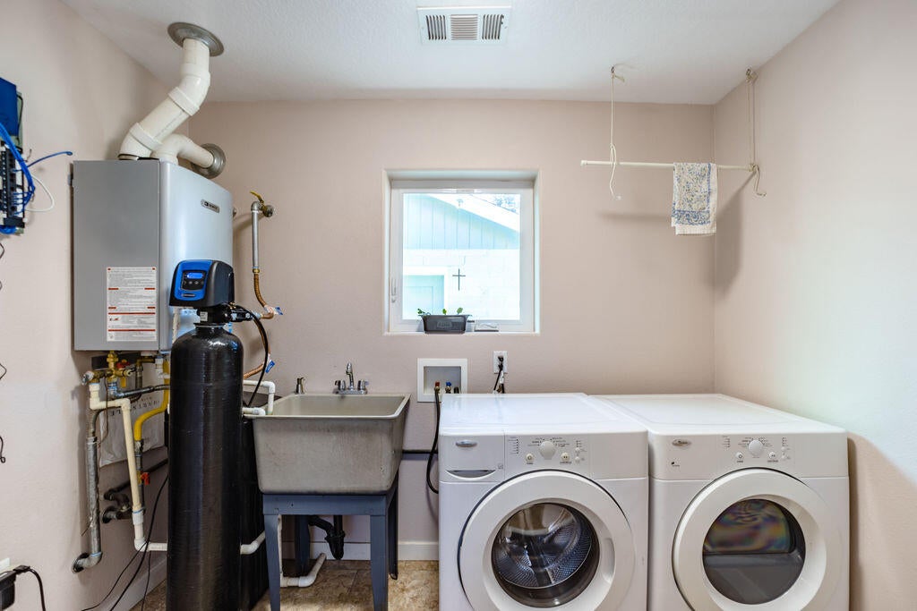 3149 Hanley Road Central Point, OR 97502 - Photo 20 of 47 Laundry room. Hot water on demand