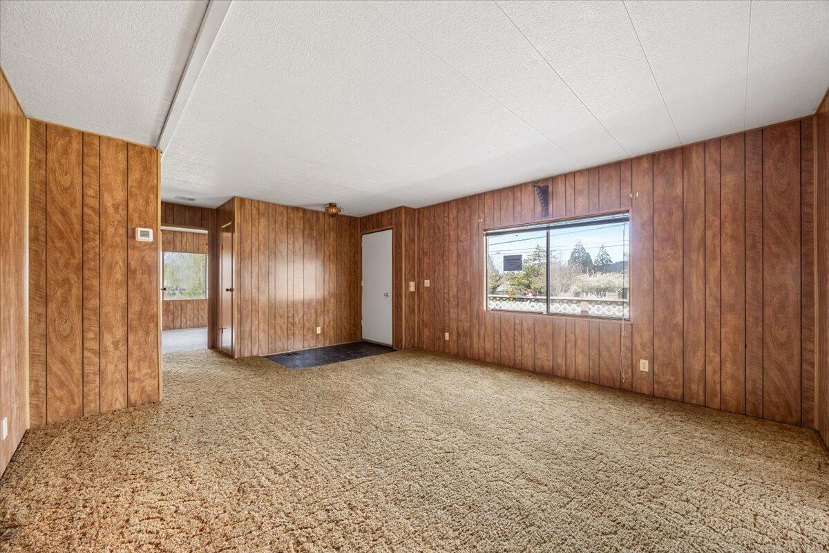 829 West Harbeck Road Grants Pass, OR 97527 - Photo 5 of 36 05-IMG_3210