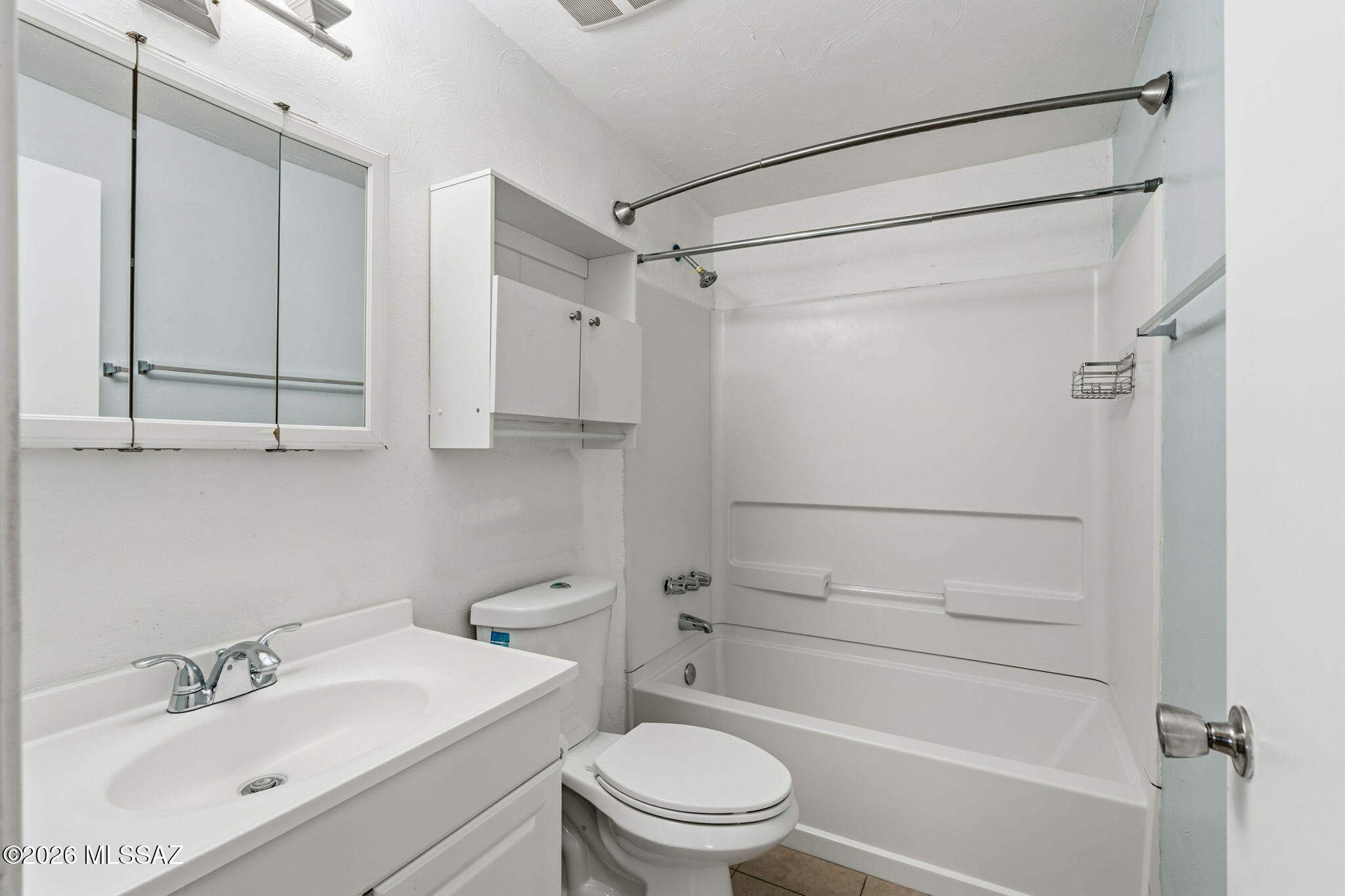 1453 West Roger Road Tucson, AZ 85705 - Photo 26 of 36 BATHROOM & TUB